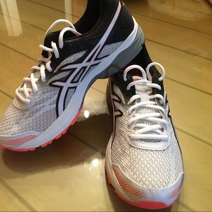 ASICS Brand New size 9